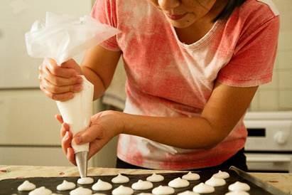 french-macarons-baking.jpg